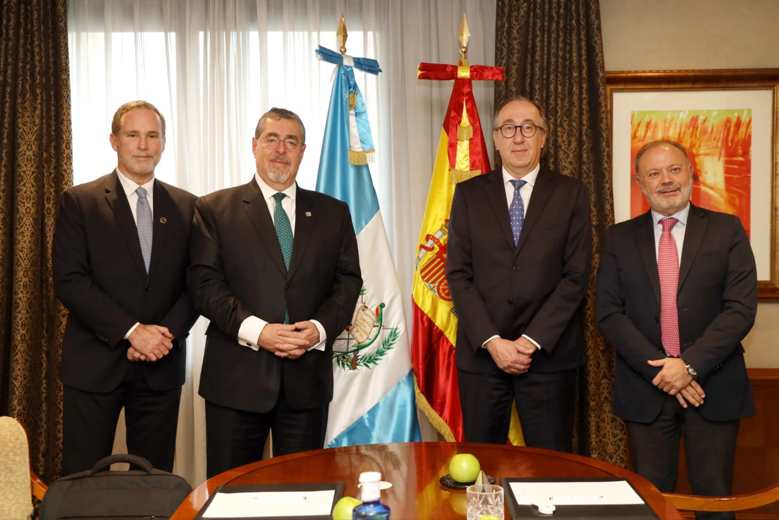 Inguat e Iberia firman carta de entendimiento en presencia del presidente Arévalo
