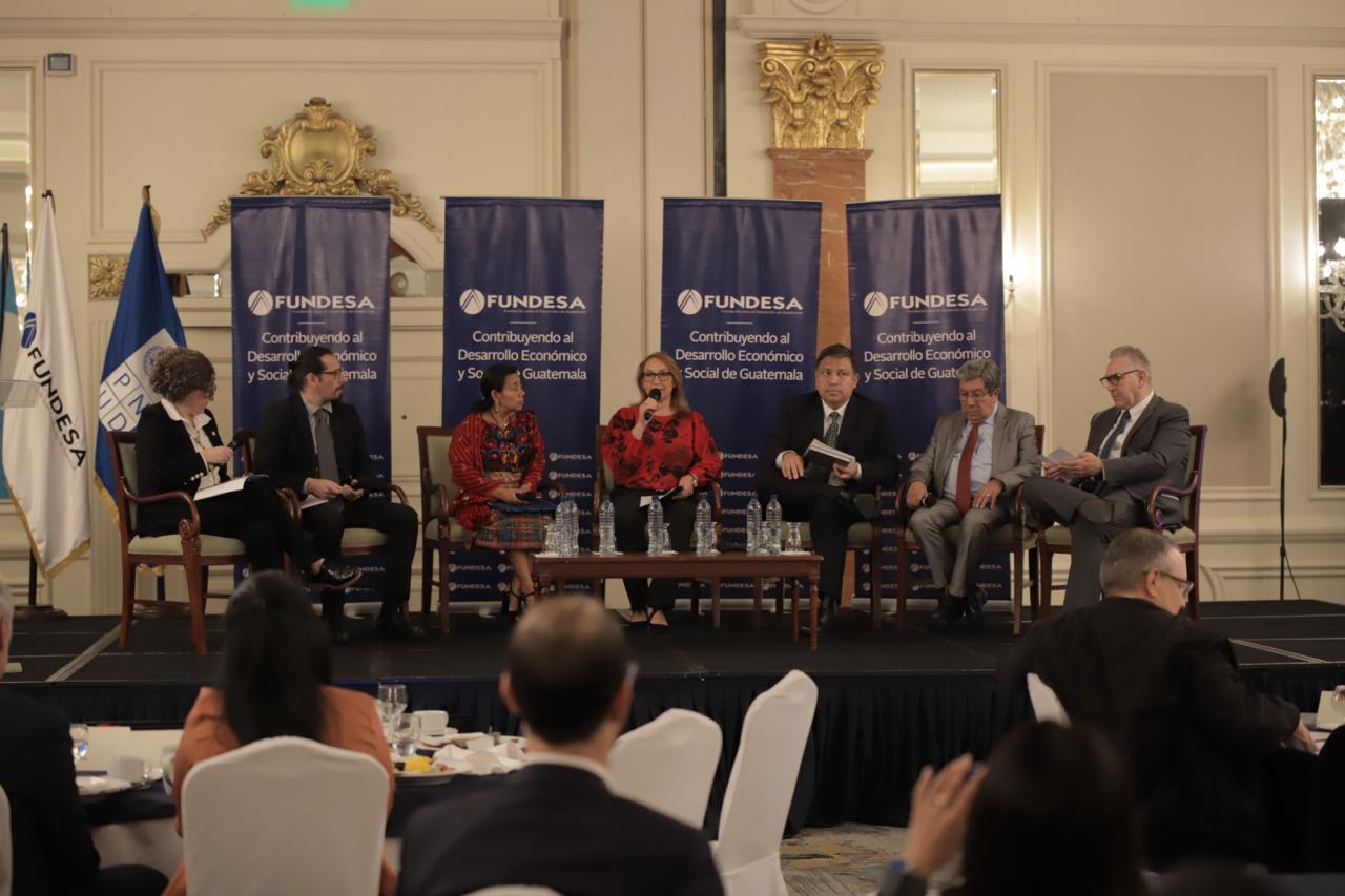 Autoridades resaltan la importancia de promover el desarrollo político en foro de Fundesa. / Foto: Fundesa.
