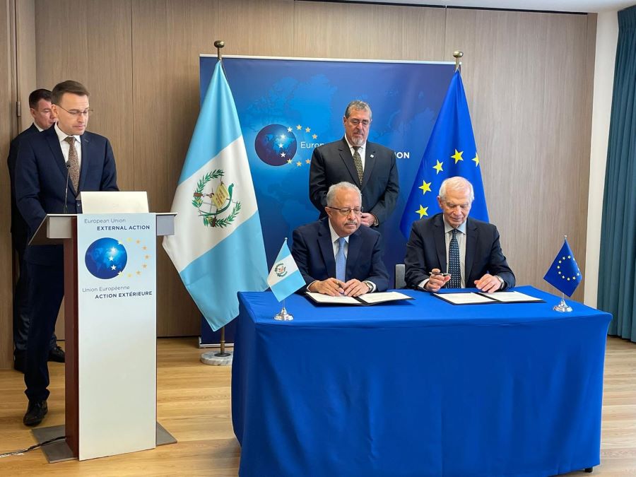 UE y Guatemala firman memorando para reforzar su relación en presencia del Presidente