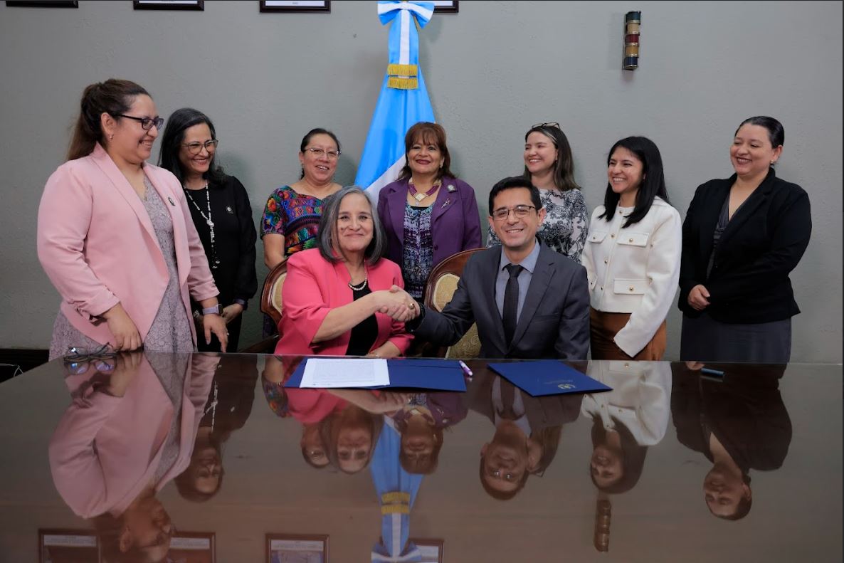 Firman convenio para prevenir el acoso y hostigamiento sexual laboral. / Foto: Gilber García.