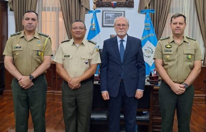 Encuentro diplomático entre Guatemala y Brasil en el Ministerio de Defensa