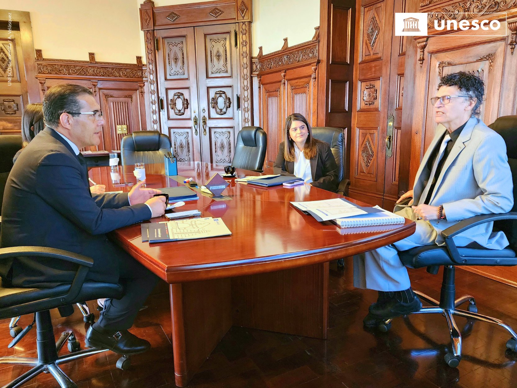 Los funcionarios dialogan sobre acciones para la defensa de la libertad de expresión. /Foto: Unesco