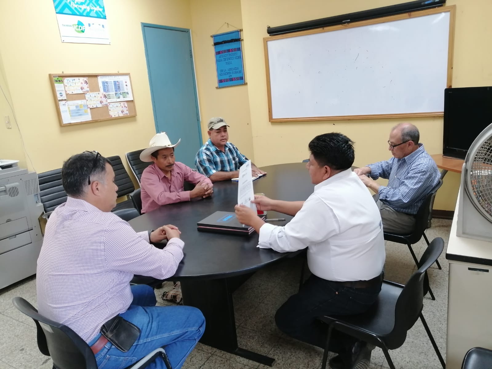 MAGA entrega materiales de control a productores chiquimultecos