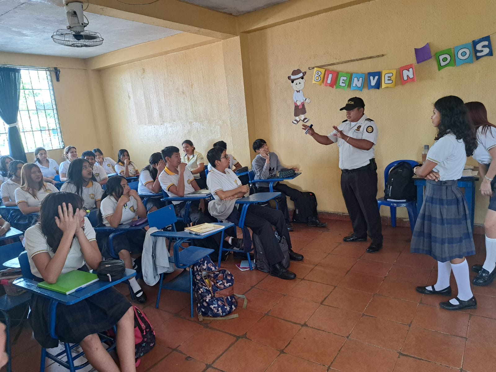 Agentes de prevención del delito brindan charlas sobre el uso de redes sociales