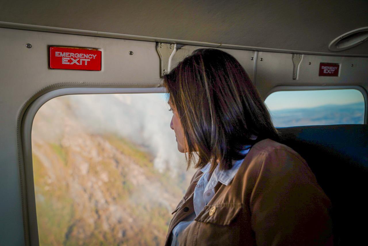 Presidenta en funciones Karin Herrera supervisa acciones para sofocar incendio en el volcán de Agua