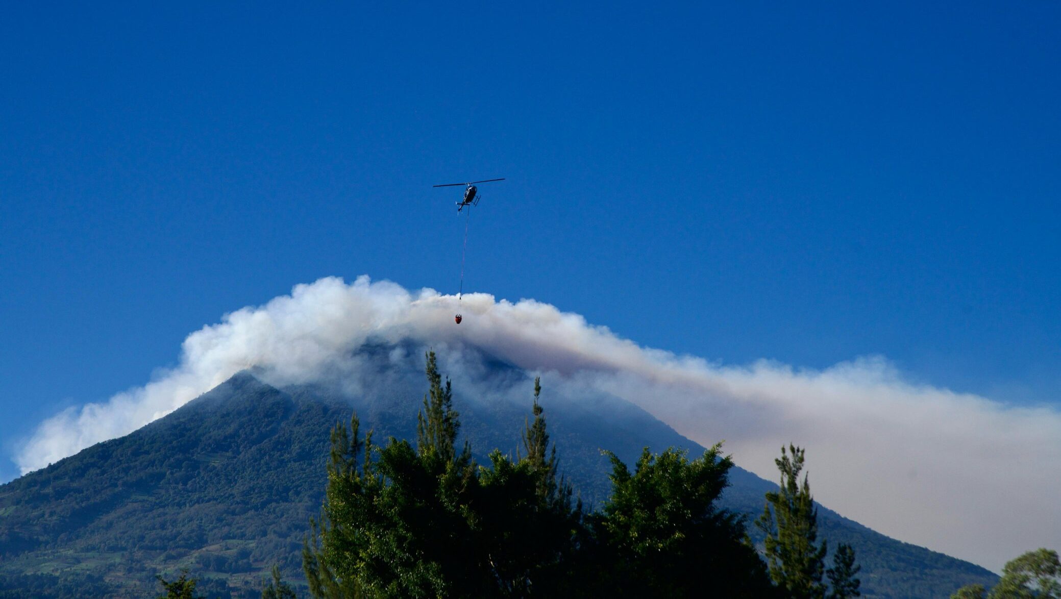 Incendio en el volcán de Agua podría afectar cosechas de agricultores de Sacatepéquez. /Foto: Conred.