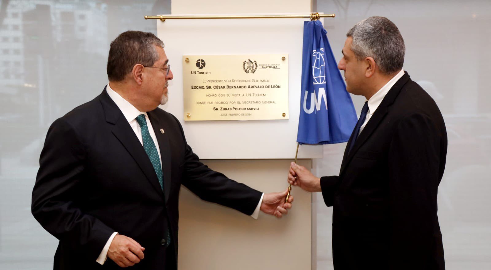 Presidente Arévalo devela placa en la sede de ONU Turismo en Madrid, España. /Foto: Inguat.