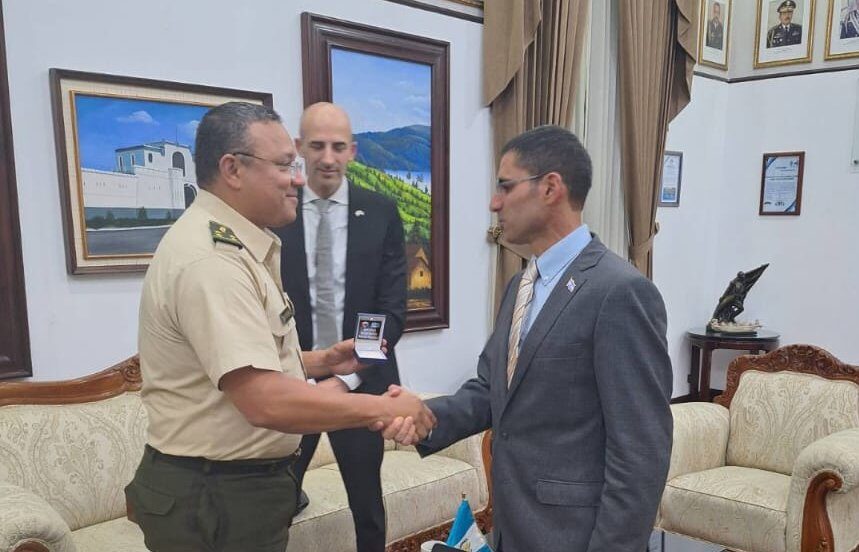 Ministro de la Defensa saludando al agregado militar israelí. De fondo, el embajador Curiel, de Israel. / Foto: Mindef.