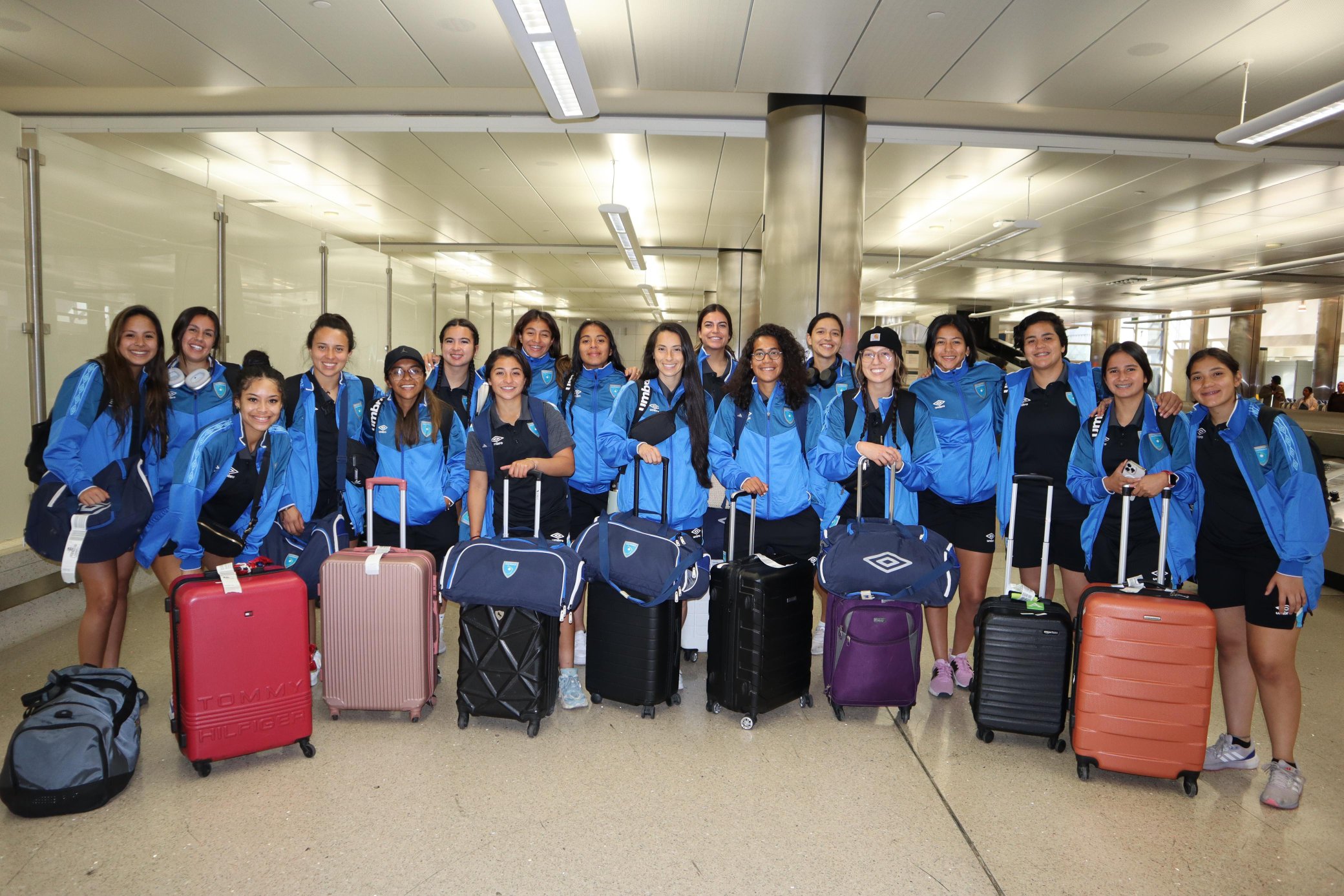 Selección femenina arriba a Los Ángeles para duelo ante El Salvador
