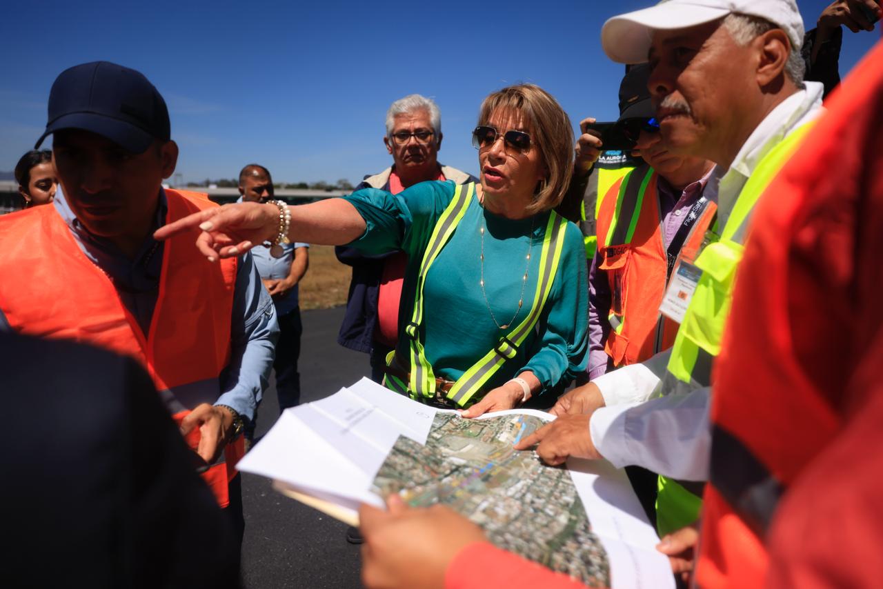 La ministra del CIV supervisó el avance de los trabajos en las pistas de aterrizaje del AILA. /Foto: DCA