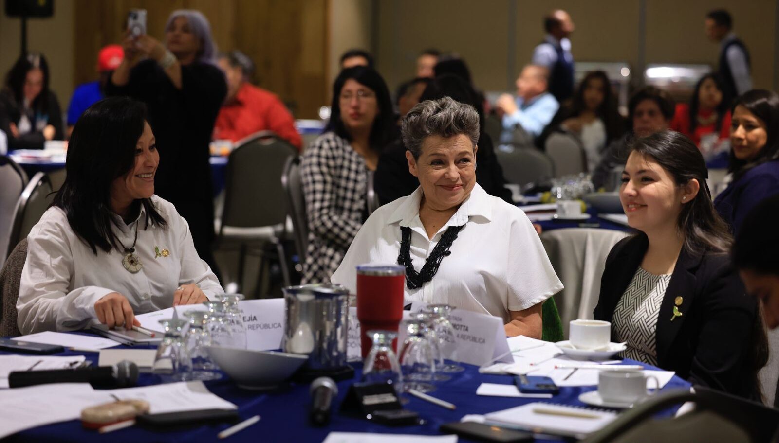 Doctora Lucrecia Peinado, primera dama de la Nación (centro) en la Primera Reunión del Proceso de Diálogo Permanente con Personas que Viven con Discapacidad. /Foto: DCA