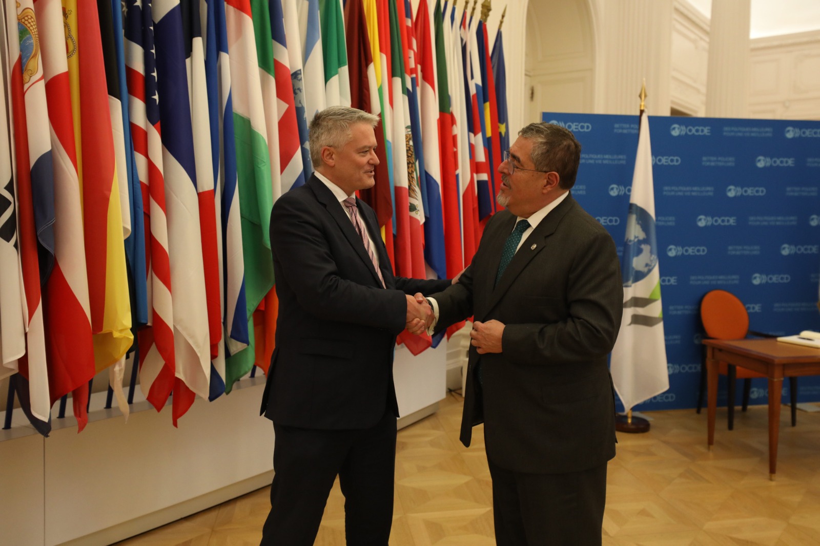 Presidente Arévalo (derecha) junto al secretario general de la OCDE, Mathias Cormann, en Francia. /Foto: Gobierno de Guatemala.