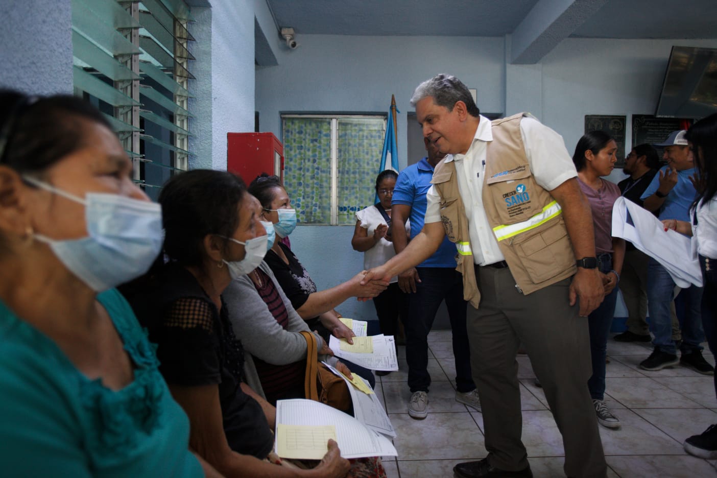 Ministro de Salud visitó el Hospital de Escuintla y saludó a los pacientes. /Foto: MSPAS.