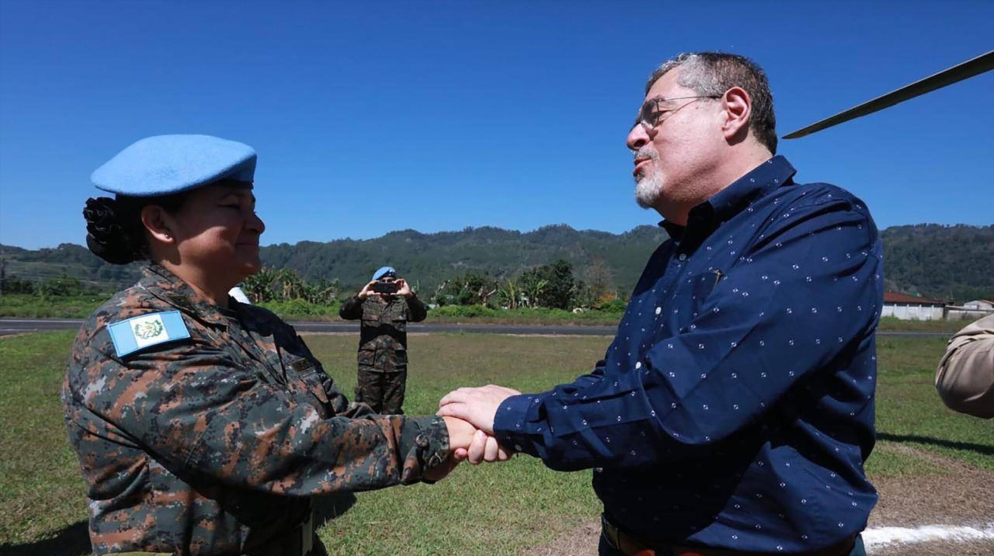 Gobernante saluda a primera mujer nombrada comandante del Ejército