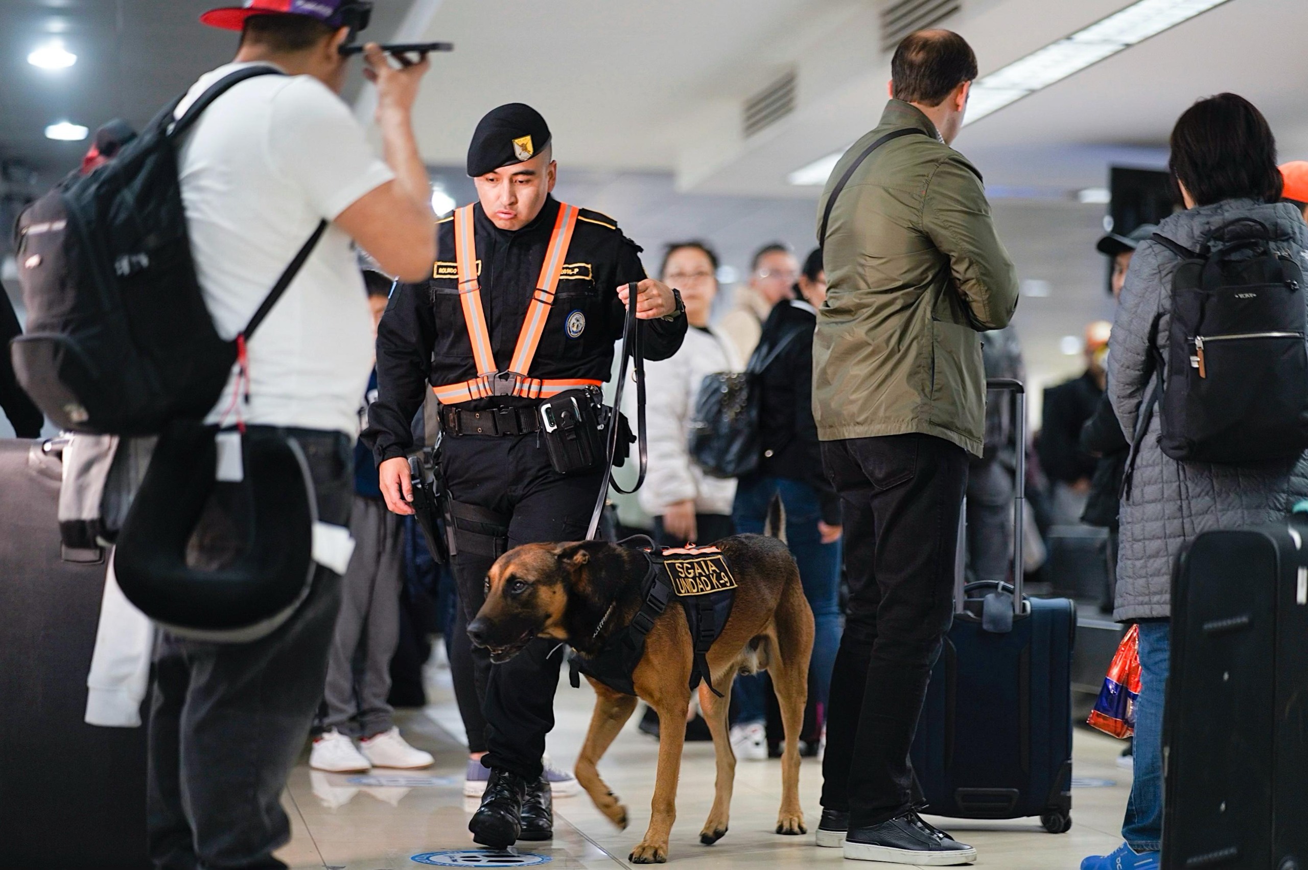 Más presencia policial y sin “favores” en los aeropuertos, los planes del Ministerio de Gobernación