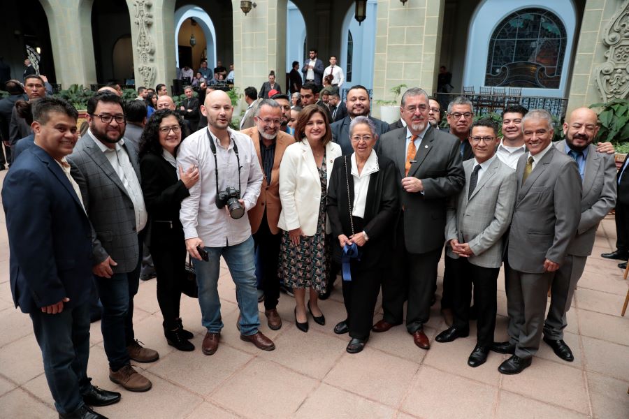Presidente Arévalo inaugura Sala de Prensa dedicada al periodista Ronaldo Robles