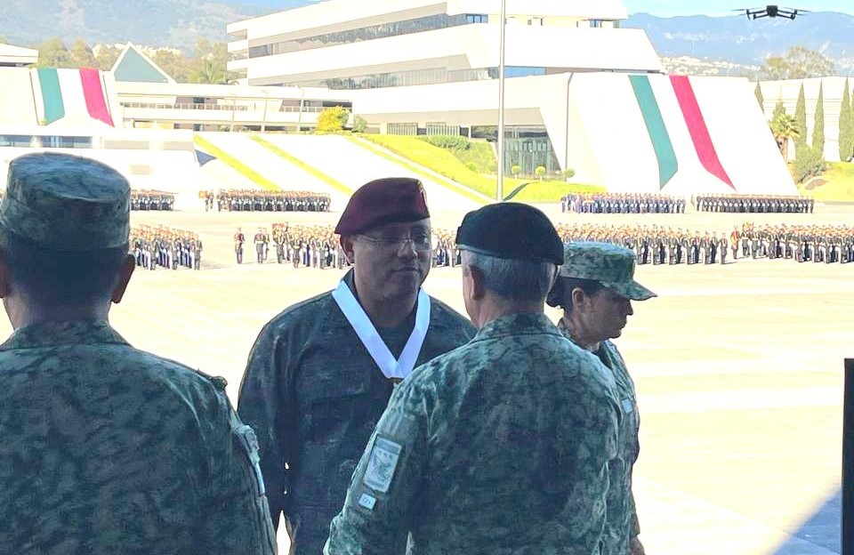 Ministro de la Defensa recibe distinción militar