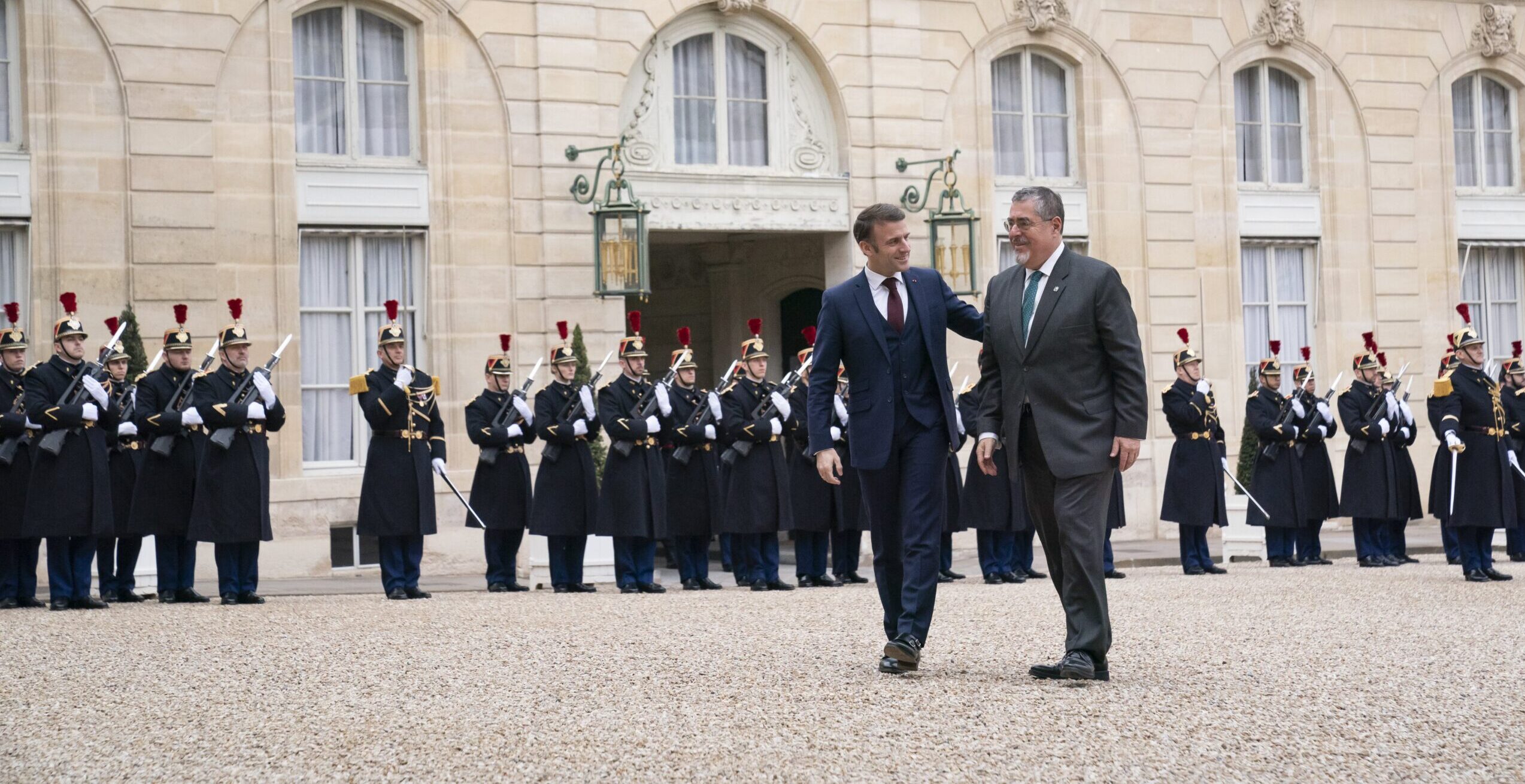 Mandatario sostiene reunión bilateral con el presidente francés Emmanuel Macron