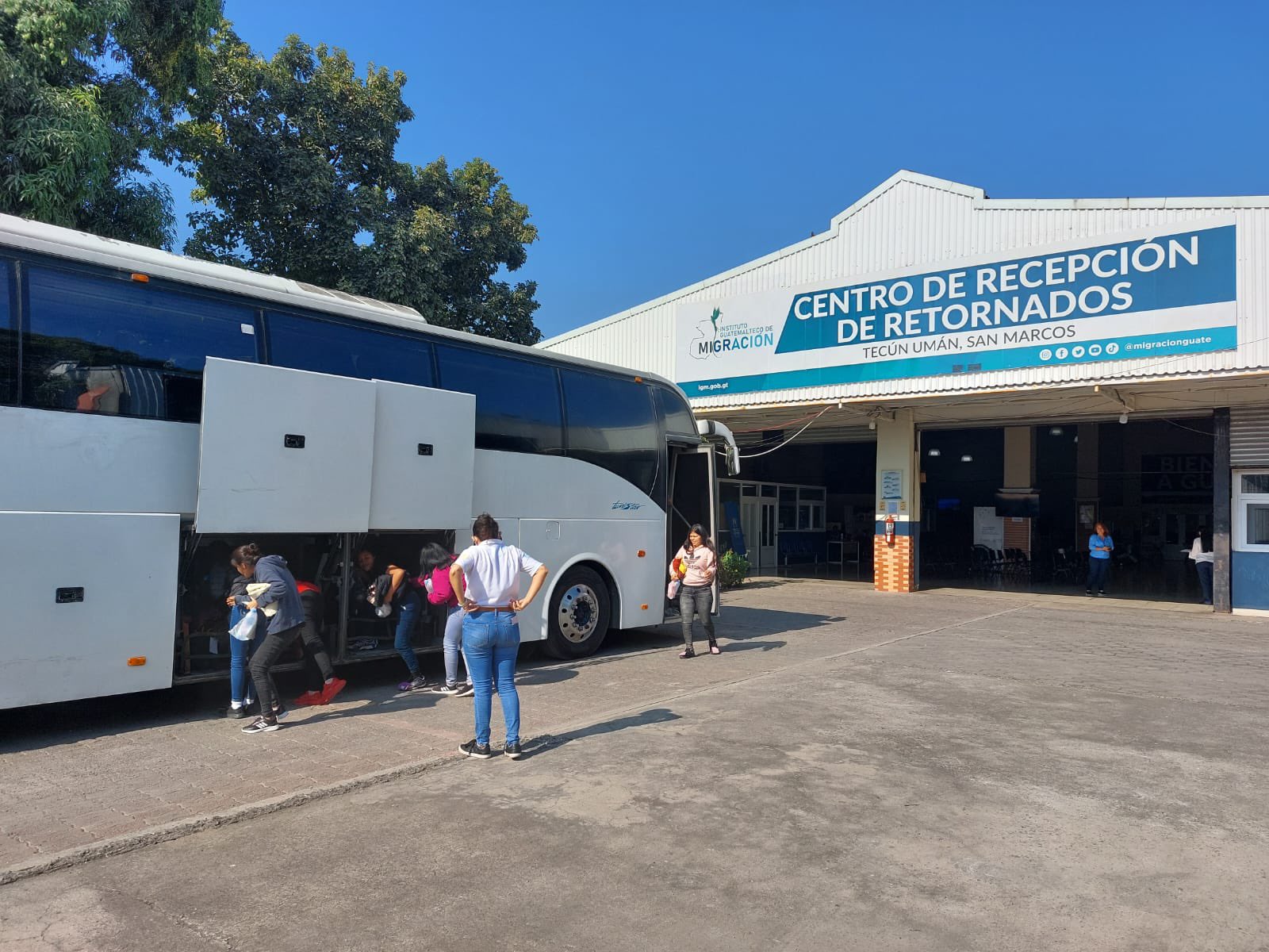Migración atiende a connacionales retornados en el Centro de Recepción de Retornados en Tecún Umán. / Foto: IGM.