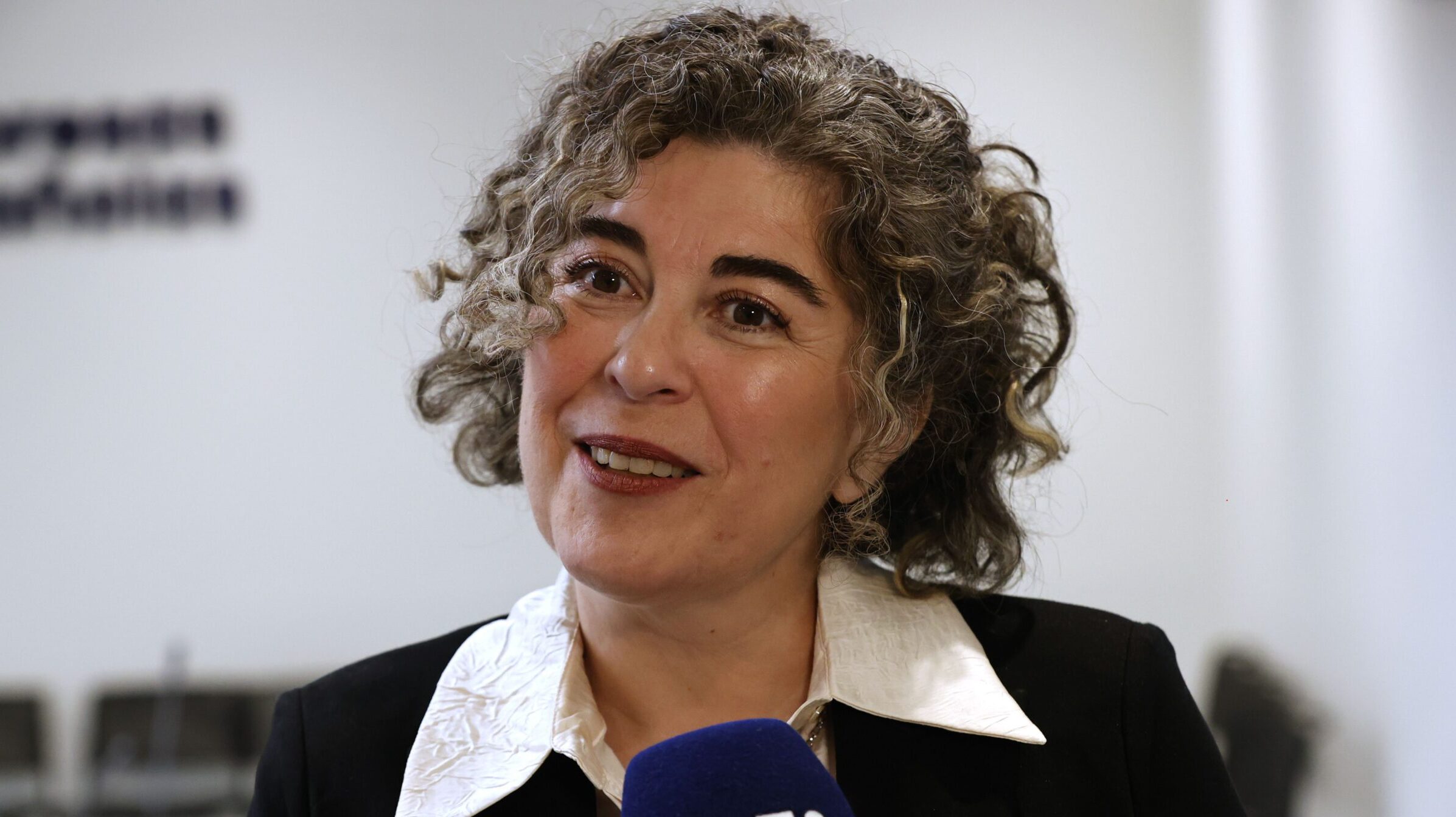 Ministra de Economía dice que quieren dar confianza para invertir en el país