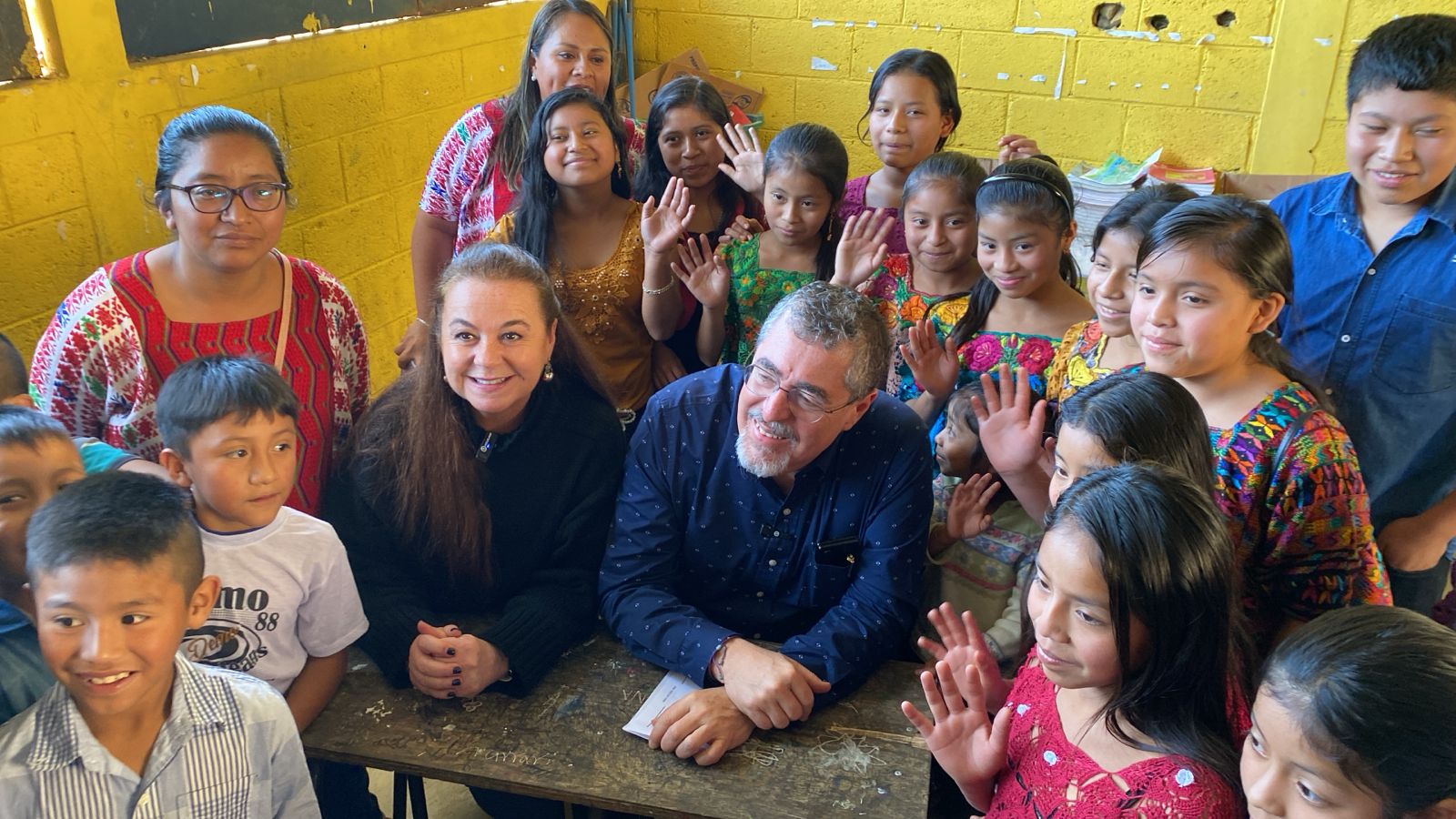 Presidente lidera remozamiento de escuela en Tamahú, Alta Verapaz
