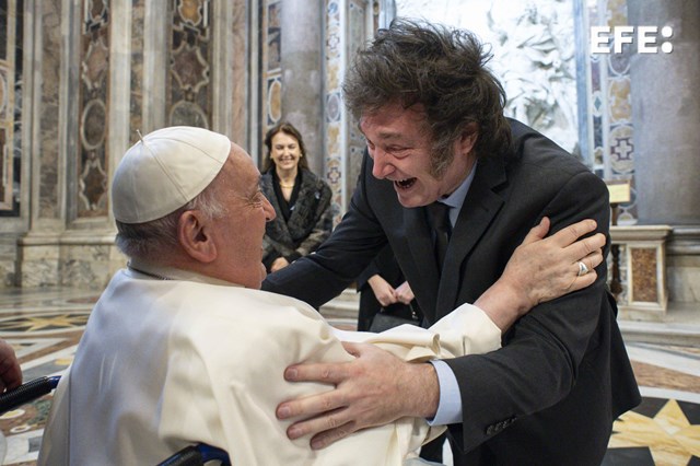 El Papa y Milei se abrazan en canonización de primera santa argentina