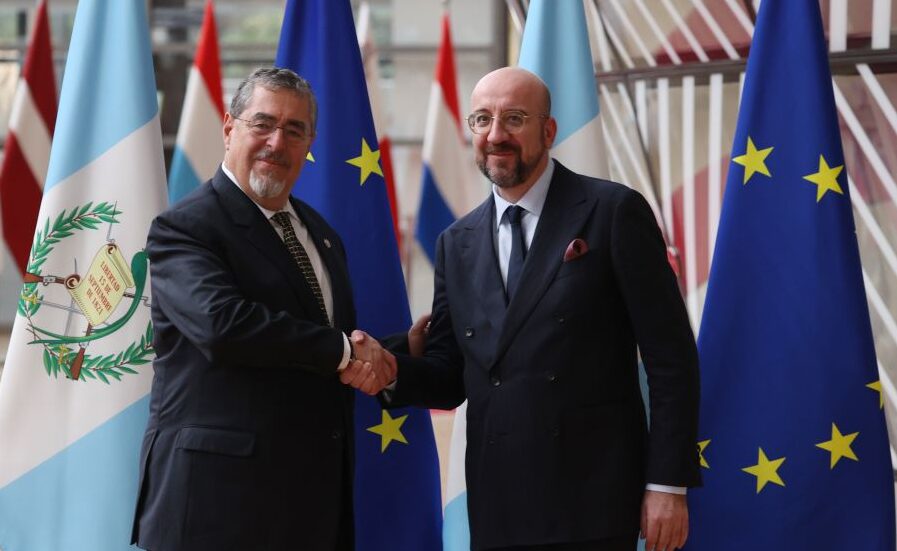 Bernardo Arévalo se reúne con el presidente de la UE Charles Michel
