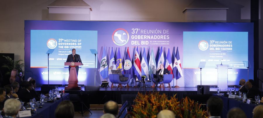 Reunión del BID: Presidente expone metas para saldar deuda histórica en el país