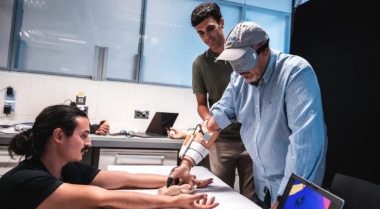 Nueva prótesis sensible a temperatura mejora destreza de amputados