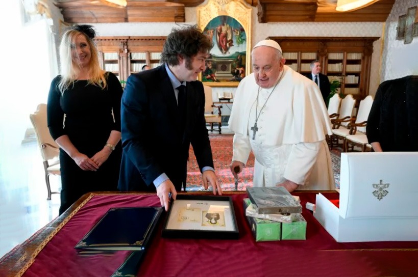 El presidente argentino abordó en el Vaticano su programa para enfrentar crisis económica