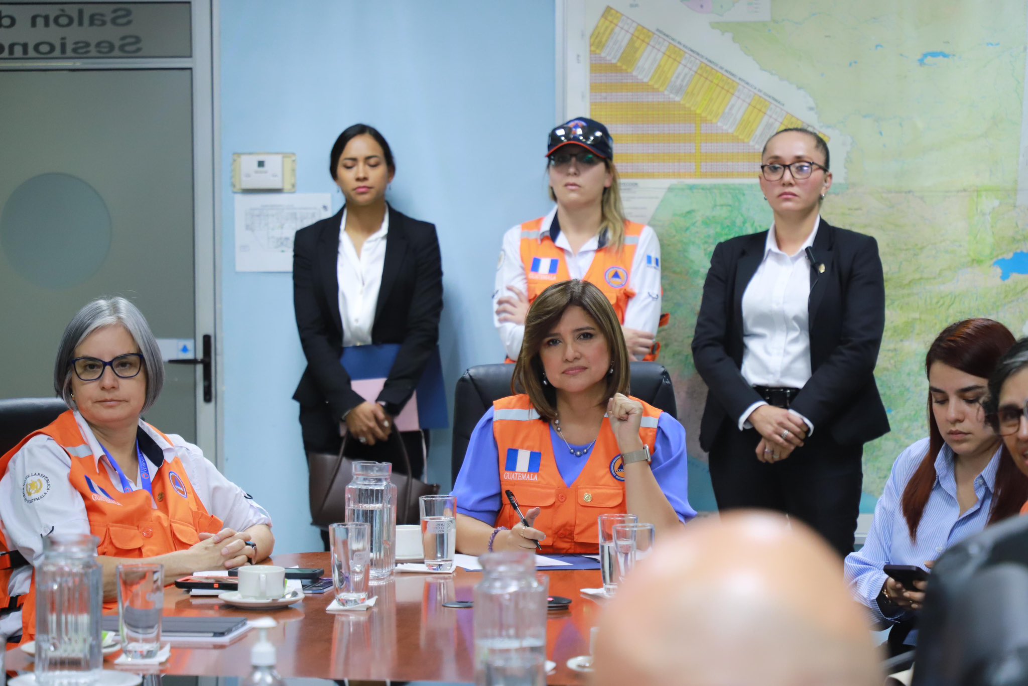 Presidenta en funciones ordena a Conred gestionar apoyo internacional por incendio en volcán de Agua