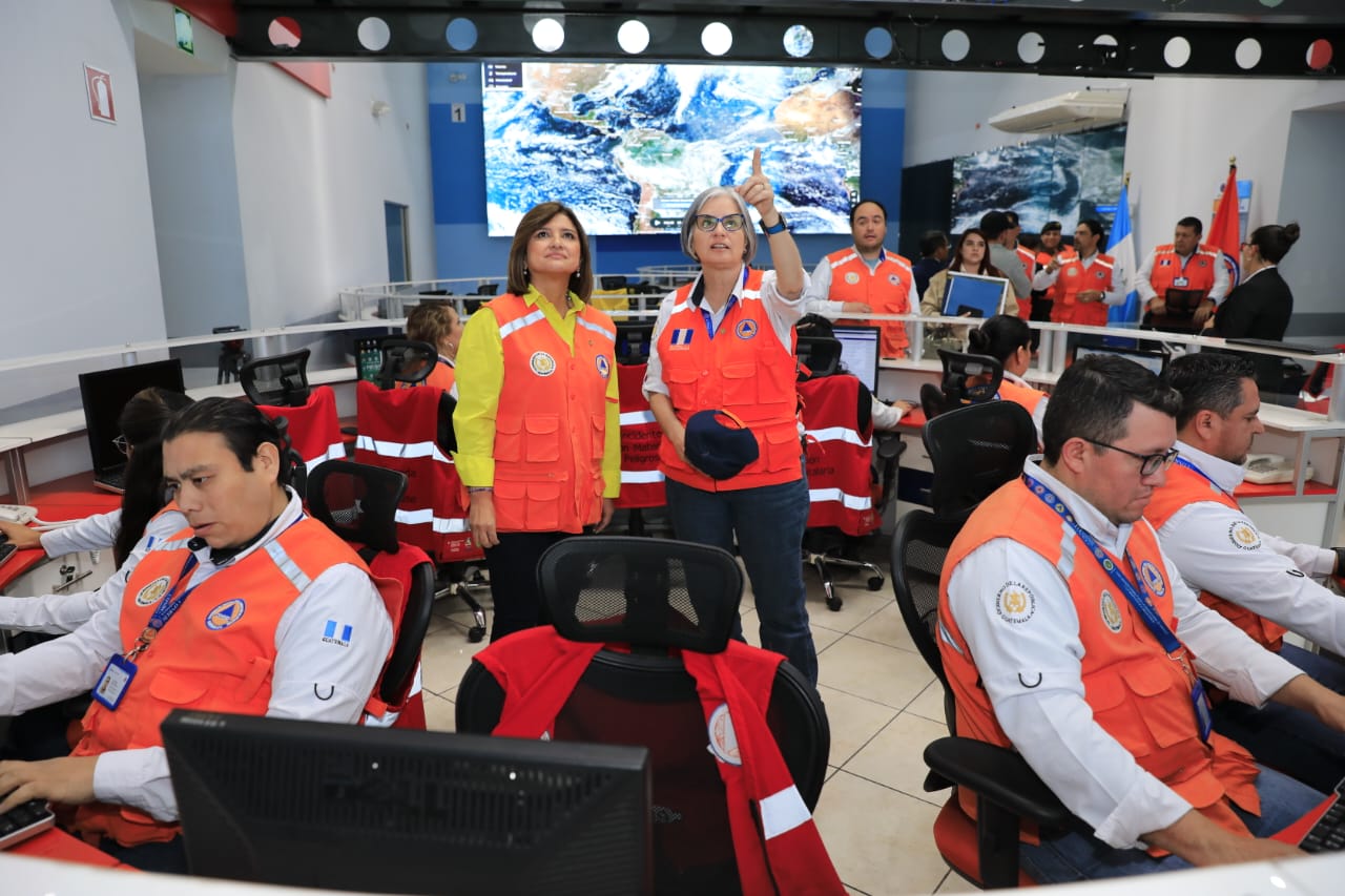 Presidenta en funciones supervisa Centro de Operaciones de Emergencia