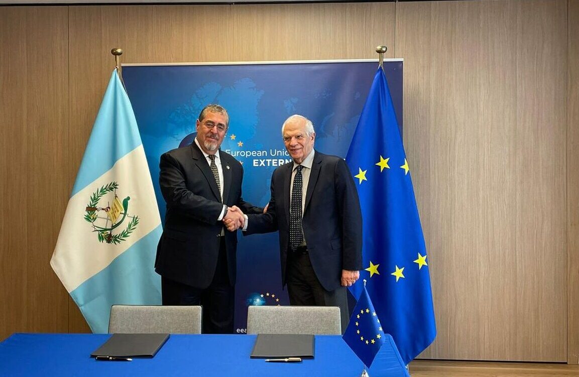 Presidente Bernardo Arévalo y el alto representante de la Unión Europea para Política Exterior y de Seguridad, Josep Borrell.