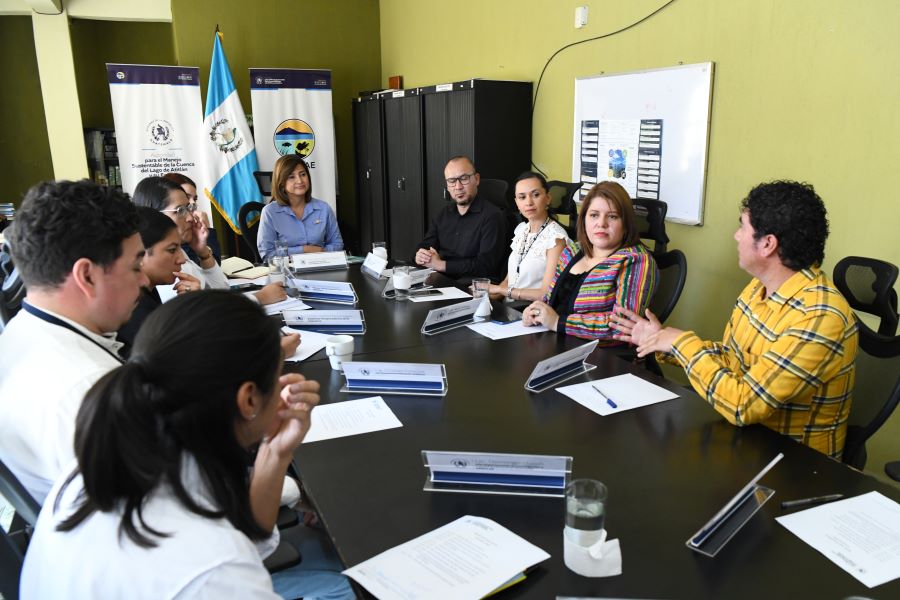 Presidenta en funciones conoce acciones de AMSCLAE para proteger el Lago de Atitlán