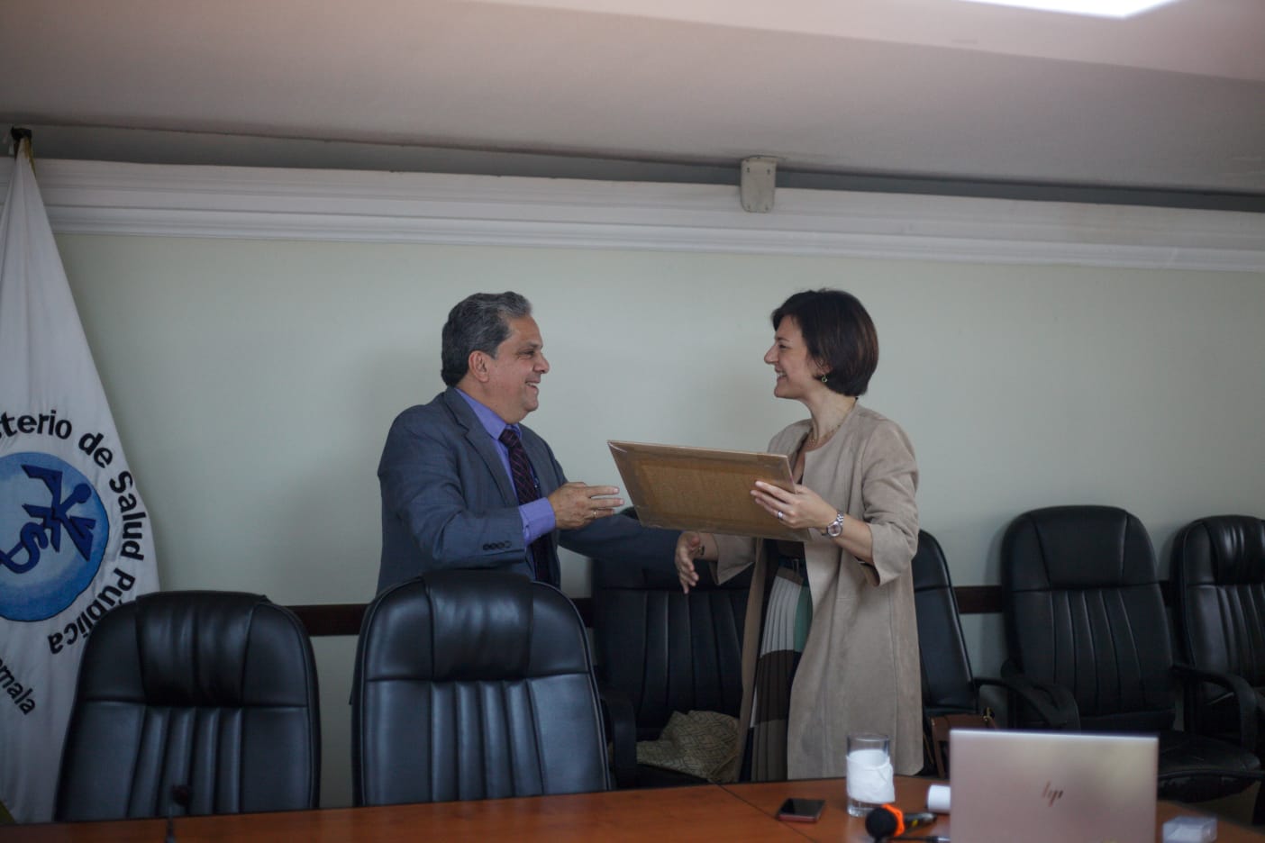 Autoridades de Salud y el Fondo Mundial sostienen reunión de trabajo. / Foto: MSPAS.