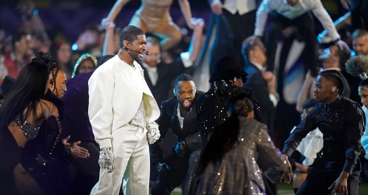 Usher brilla en el medio tiempo del Super Bowl