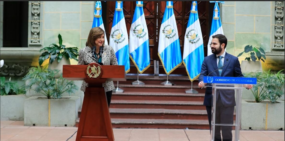 Vicepresidenta Karin Herrera y el comisionado Nacional contra la Corrupción, Santiago Palomo.