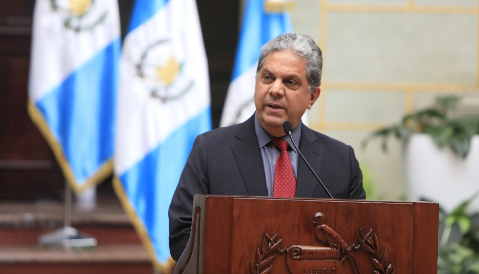 Ministro de Salud, Oscar Cordón, informa sobre la situación por la enfermedad neurológica en el país. /Foto: Noé Pérez