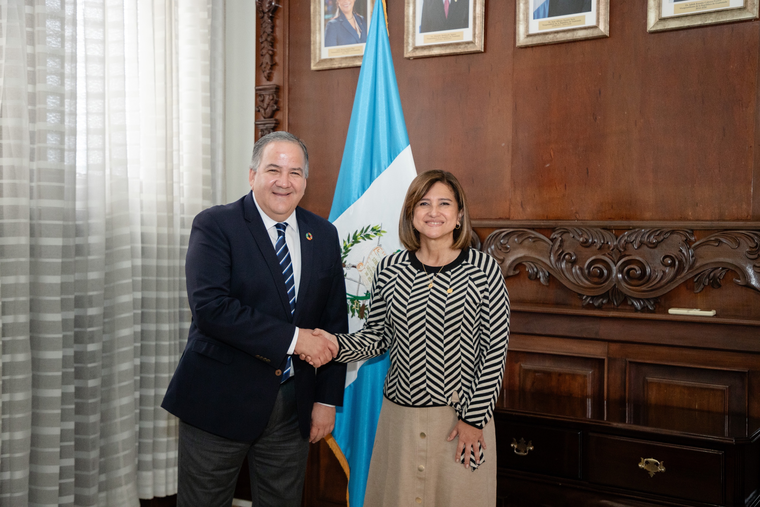 Reunión de trabajo entre la vicepresidenta Karin Herrera y el representante de la ONU, Miguel Barreto. / Foto: Vicepresidencia de la República.
