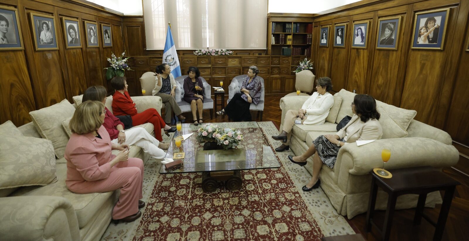 Doctora Lucrecia Peinado se reúne con anteriores primeras damas