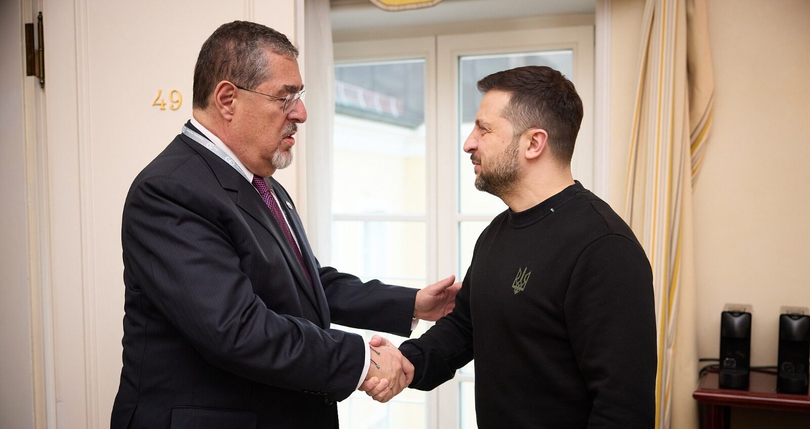 Arévalo se reunió con el presidente de Ucrania, Volodímir Zelensky