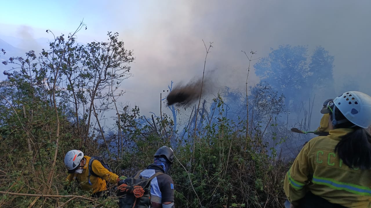 Instituciones unen esfuerzos para controlar incendio en el volcán de Agua