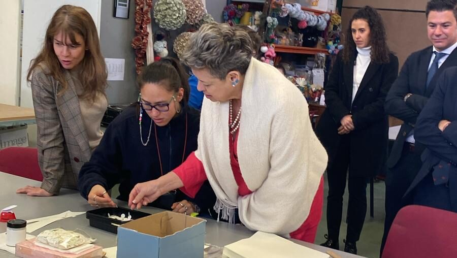 Doctora Lucrecia Peinado visita la Fundación A la Par en Madrid