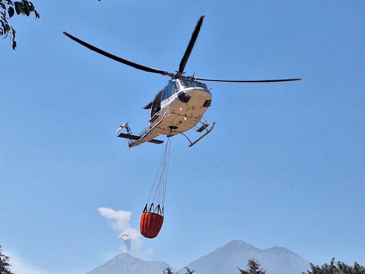 Ejército despliega operativo ante incendio en volcán de Agua