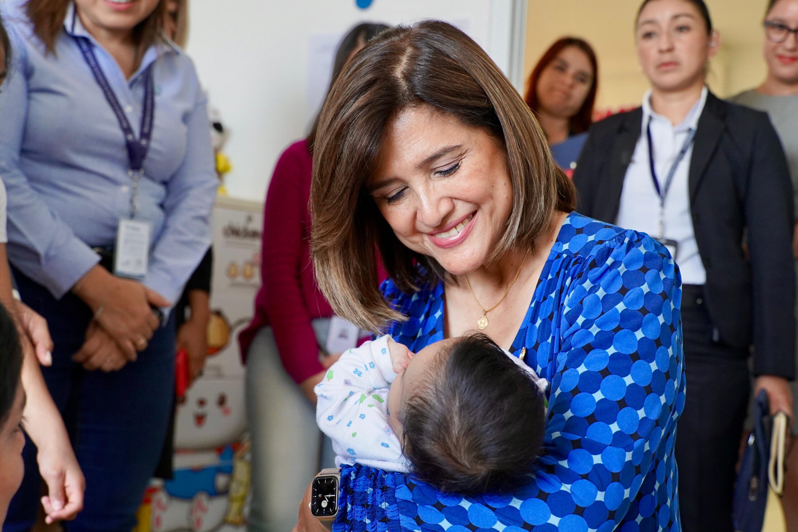 Karin Herrera visitó Amor sin Fronteras del Refugio de la Niñez