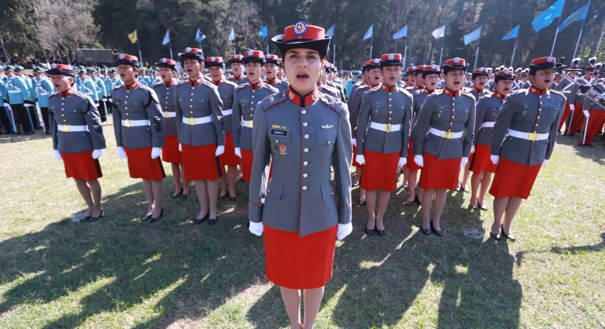 Mandatario destaca el papel de las mujeres en las filas del Ejército de Guatemala