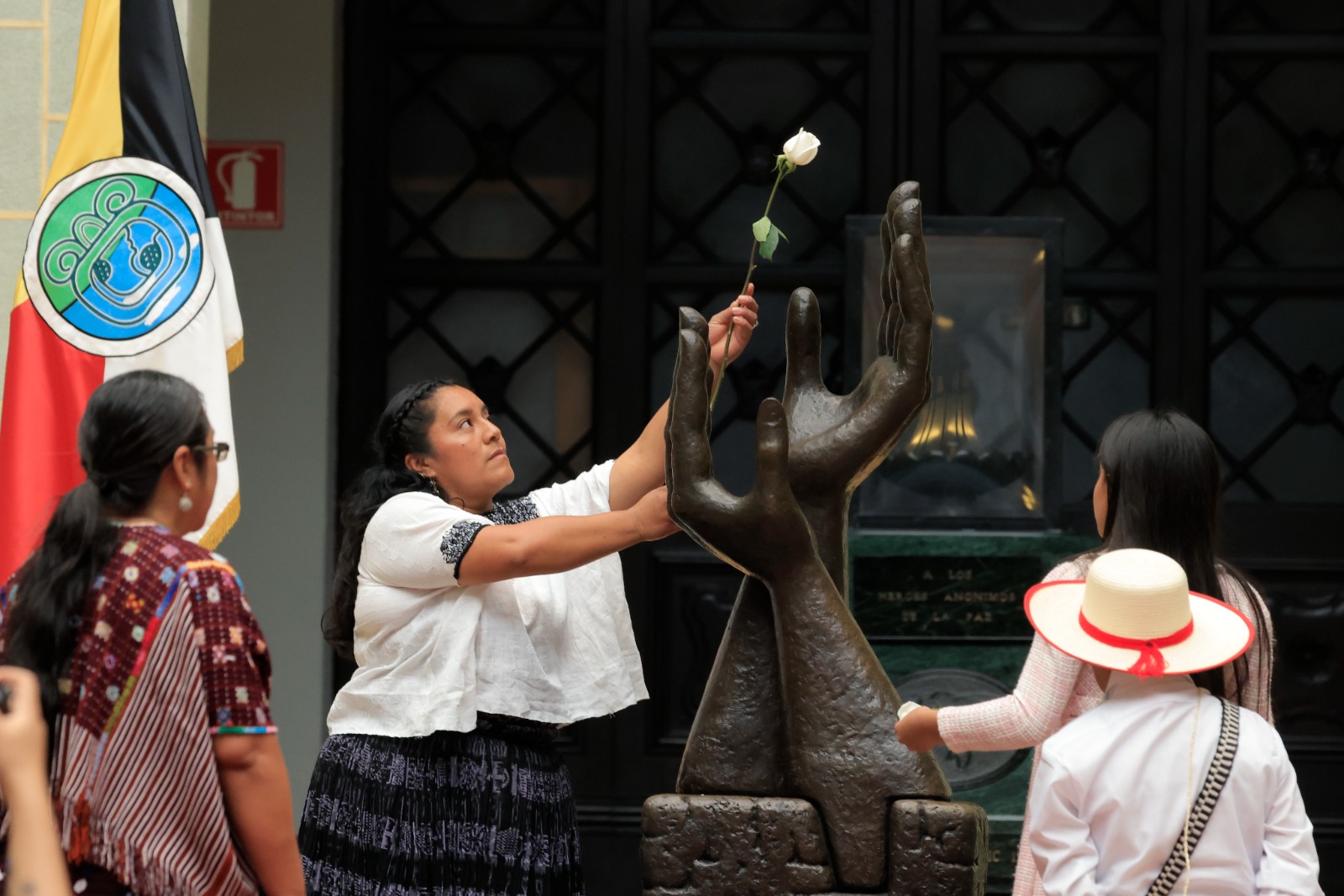 Cambio de la Rosa de la Paz estuvo a cargo de Elvia Antonieta Sep Quej. /Foto: Gilber García