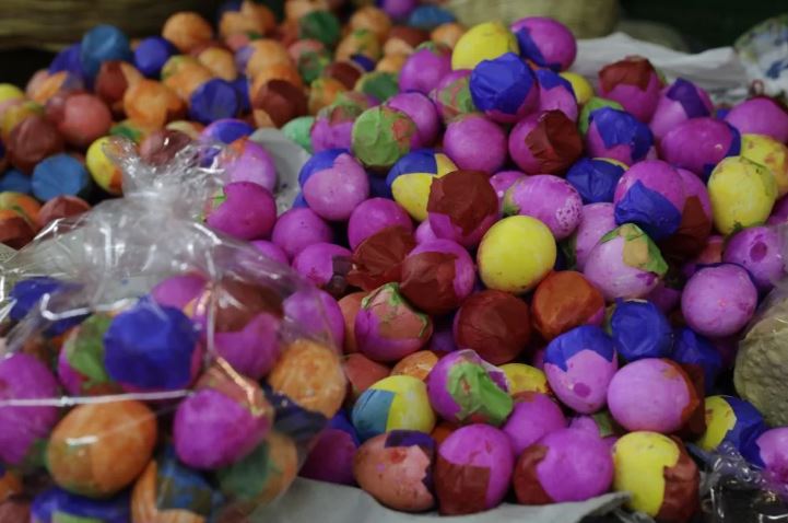 Venta de coloridos cascarones anuncia la llegada del carnaval en Guatemala