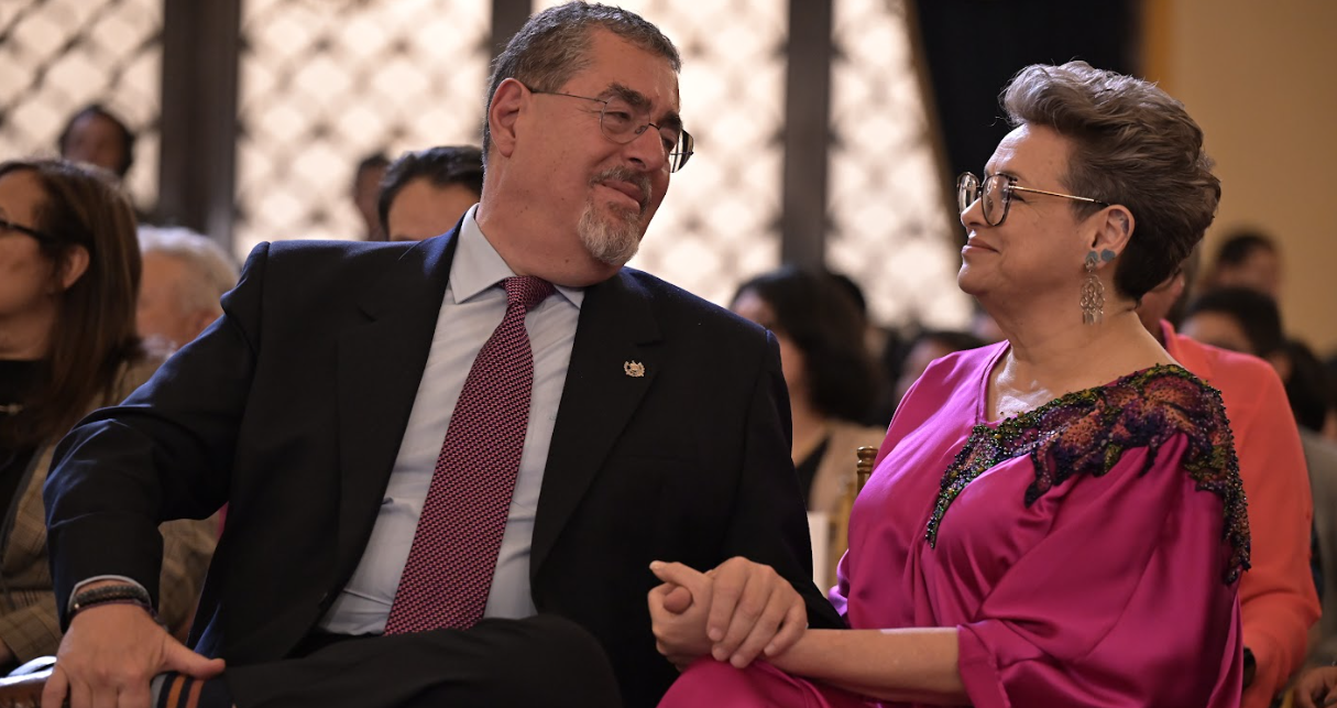Presidente Arévalo y doctora Peinado en el Concierto del Amor. / Foto: Álvaro Interiano.