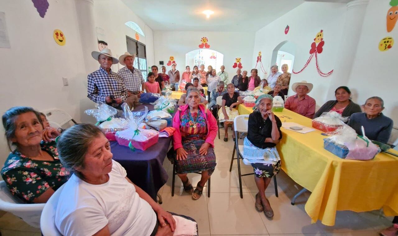 SOSEP lleva afecto y solidaridad a adultos mayores de Jalapa